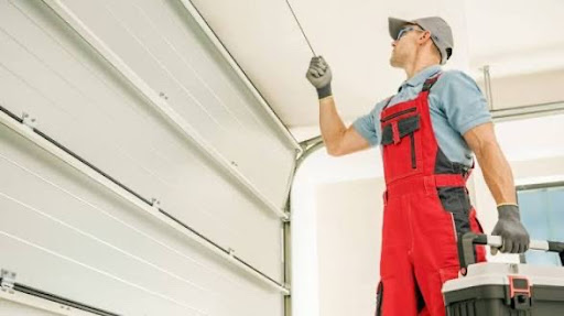 Deer Garage Door professional technician Dallas TX - certified expert providing reliable service